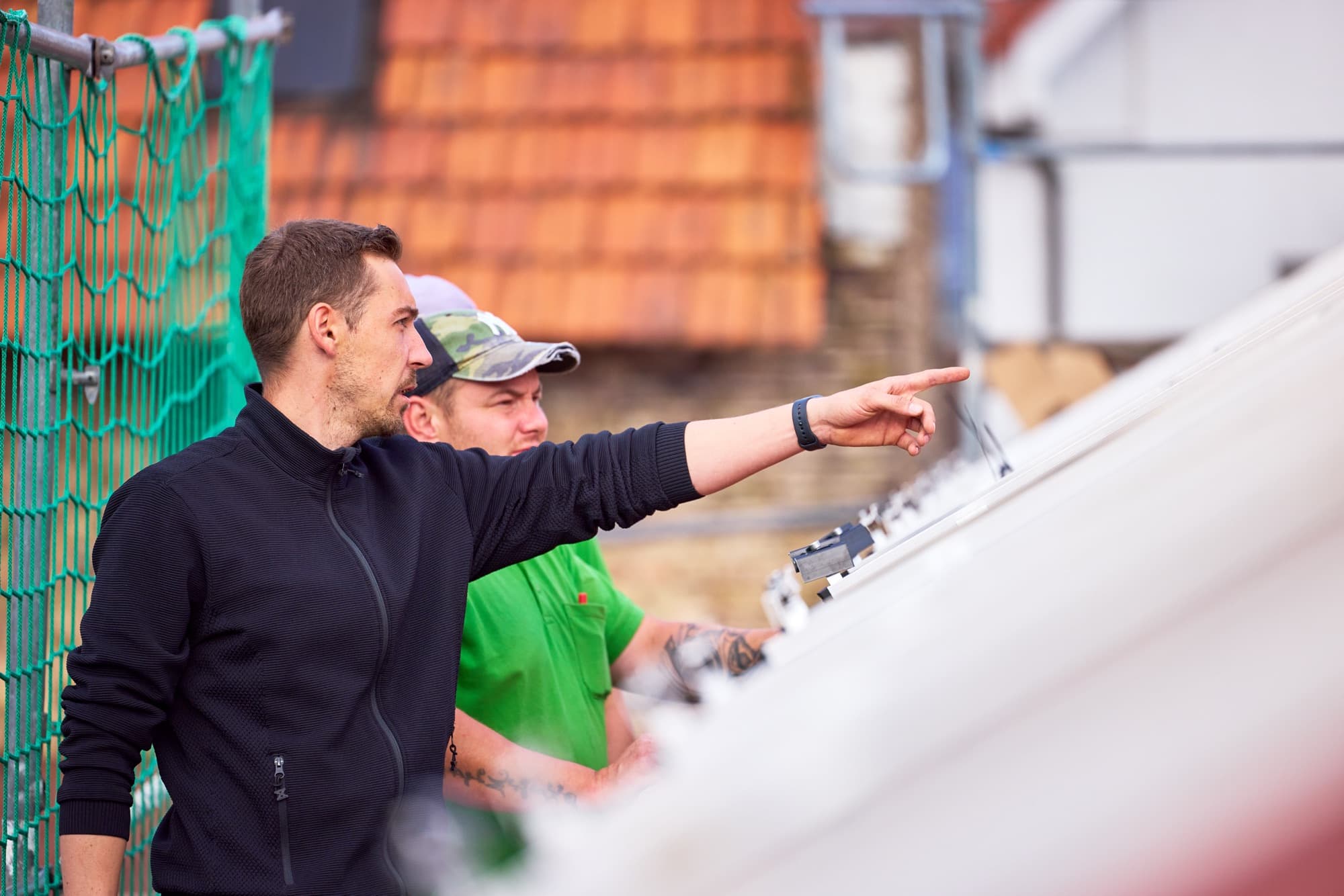 Serious Solar Team bei der Montage